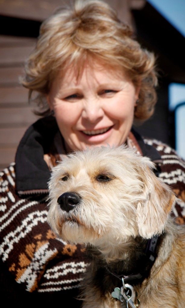 Leslie-and-Sandy-very-serious-girl-lol