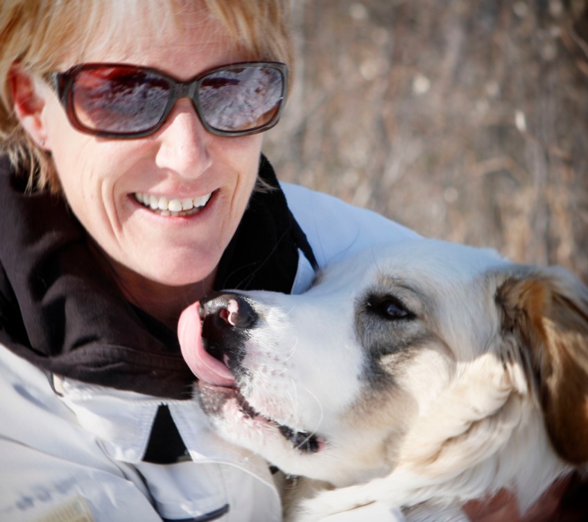 Sakara-going-in-for-the-kiss-with-her-person-Karen